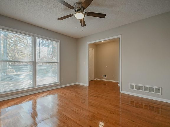 5th image of 139 Hartwood Cir