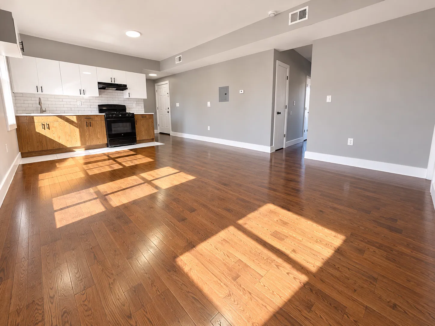 3 bed, 1200 sqft, $2,045 — Photo 2