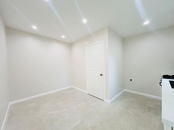 3rd image of 14210 Sylvan St #8
