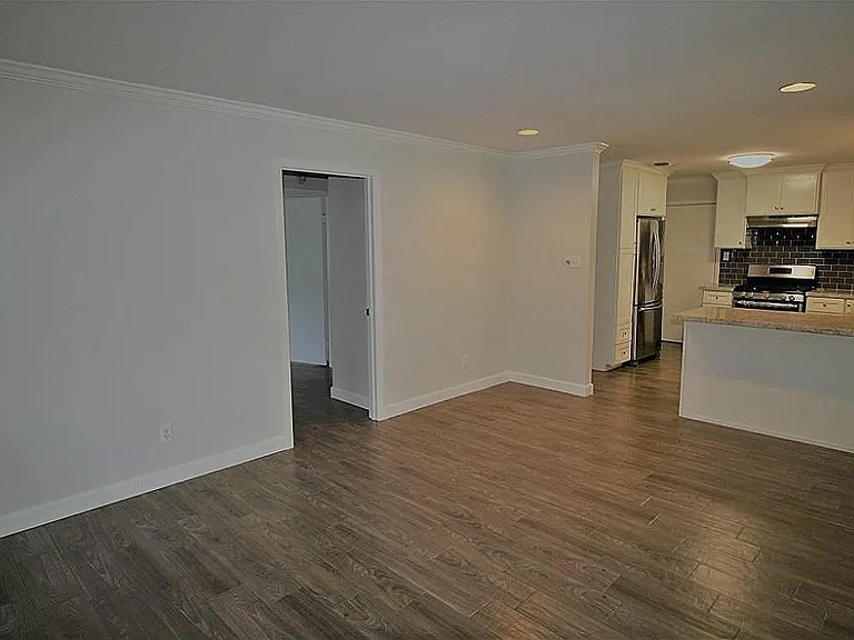 4607 Pine St — Photo 10
