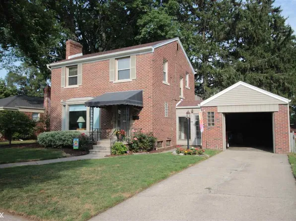 1493 Wellesley Dr, Mount Clemens, MI 48043