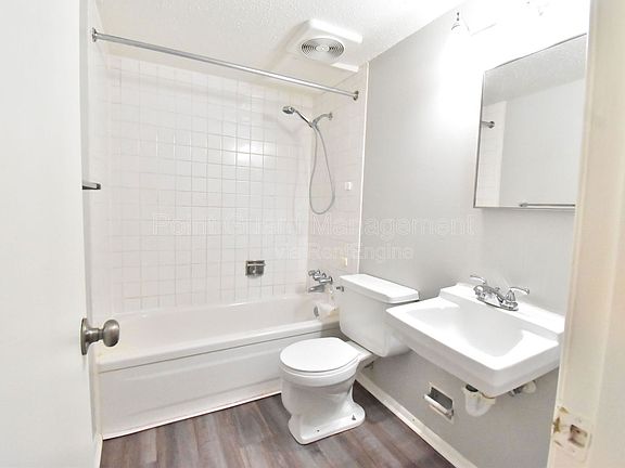 4th image of 1525 Oxford Pl #9