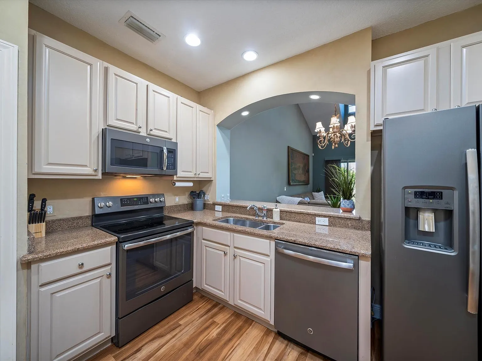 3 bed, 2.5 bath, 1867 sqft, $2,700 — Photo 3