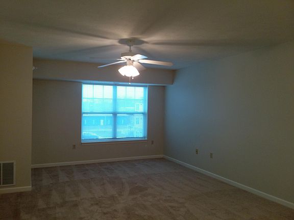 5th image of 320 La Salle St APT 203