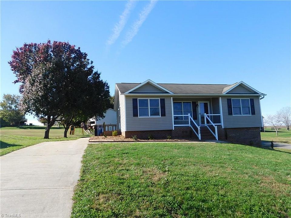 1st image of 204 Pierce Ln