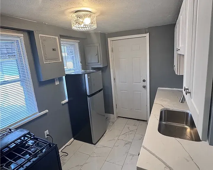 1563 Maplegrove Rd — Photo 8