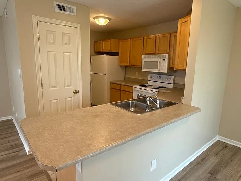2616 E Oaklawn Ct — Photo 2