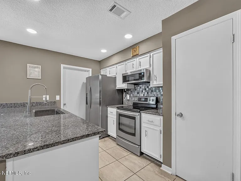 7526 Jasper Ave — Photo 5