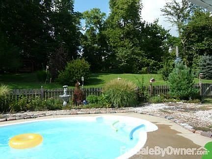 pool
						:
						Heated 1 piece fiberglass saltwater pool (low maintance & cost)