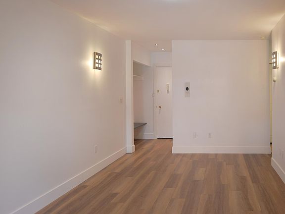 Entry w/ bench and coat hooks