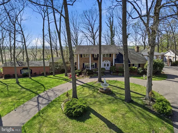 4041 Robinhood Dr, York, PA 17408