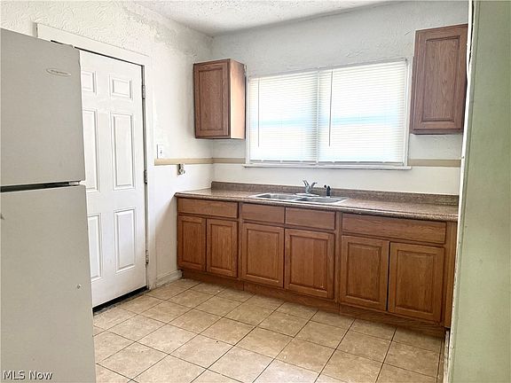 4th image of 15910 Arcade Ave