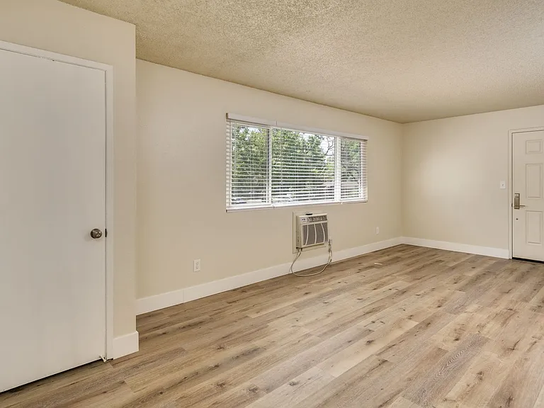 1500 Sheridan Ave — Photo 2