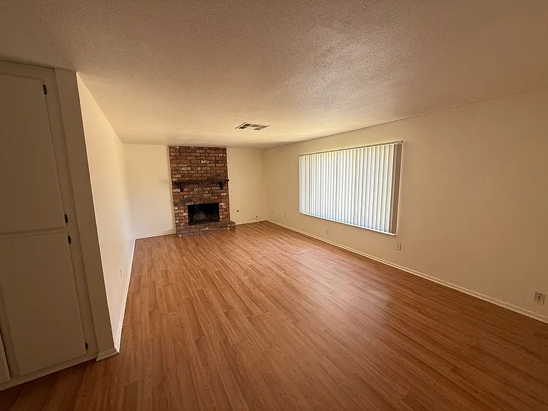 208 W Mariposa Ave — Photo 17
