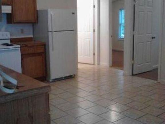 4th image of 1425 Lyons Ave