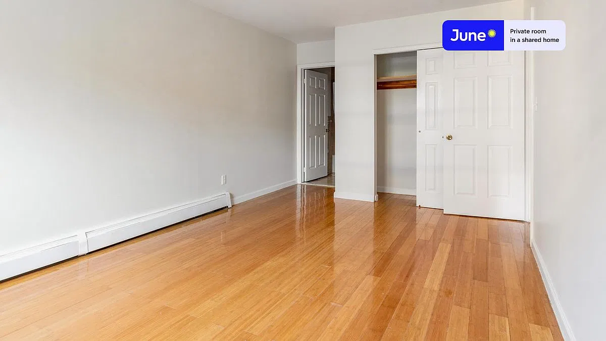 Queen bedroom in 4 bed/2 bath home in Flatbush #1648 D — Photo 4