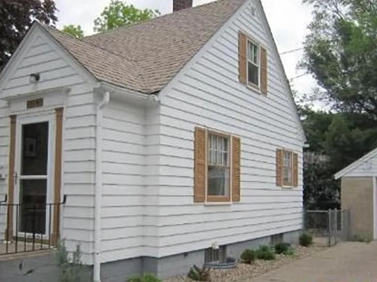 614 Division St W — Photo 3