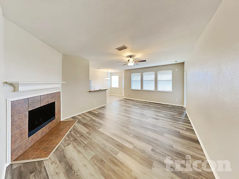 4913 Cape St — Photo 2