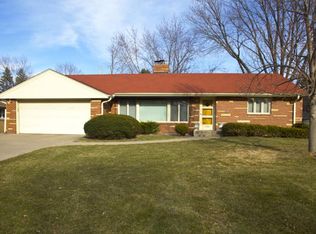 2450 Sheldon St, Roseville, MN 55113