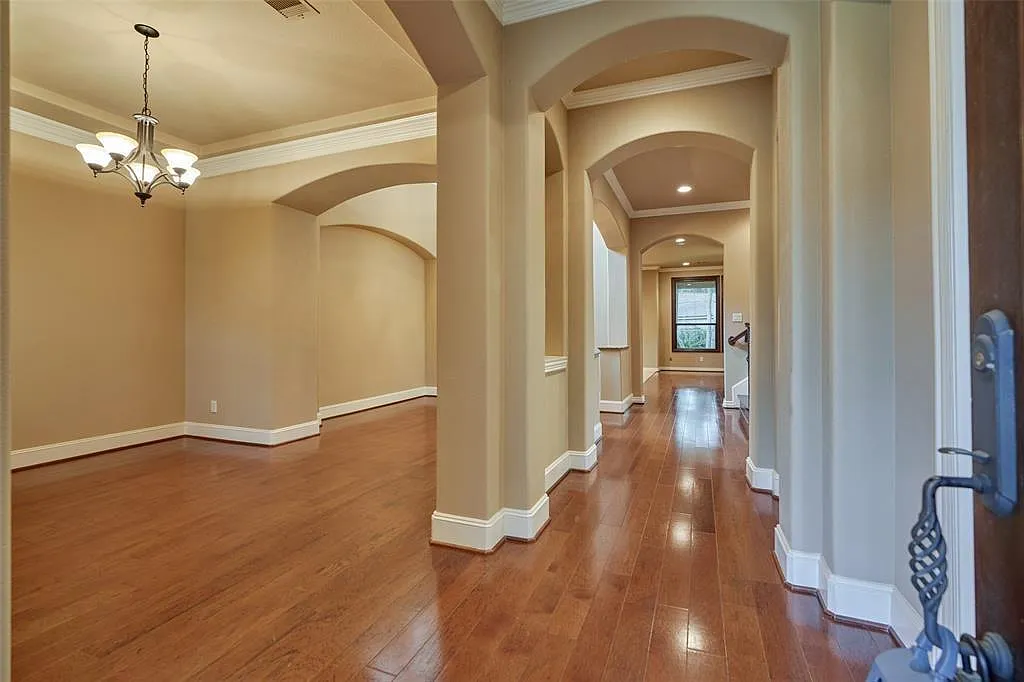 5 bed, 4.5 bath, 3972 sqft, $4,695 — Photo 2