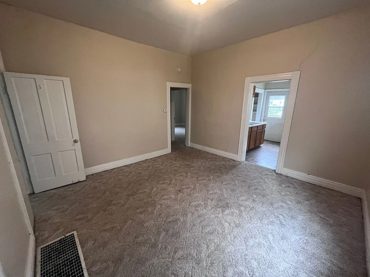 3 Bedroom 1 Bath Near Campus — Photo 2