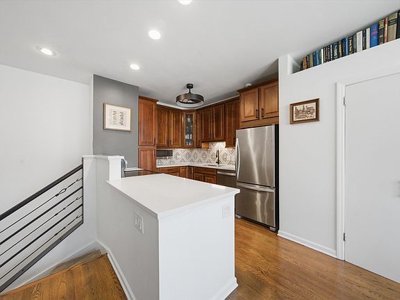 4th image of 2343 N Greenview Ave #105