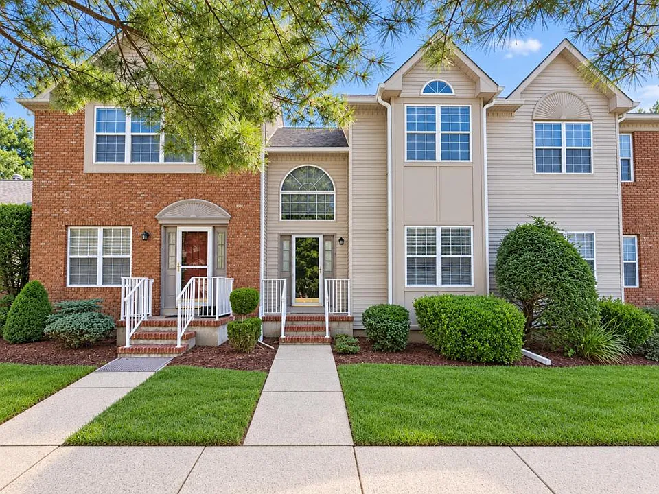 112 Richmond Ct N