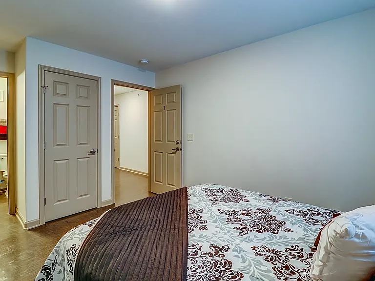 College Pointe Apartments — Photo 10