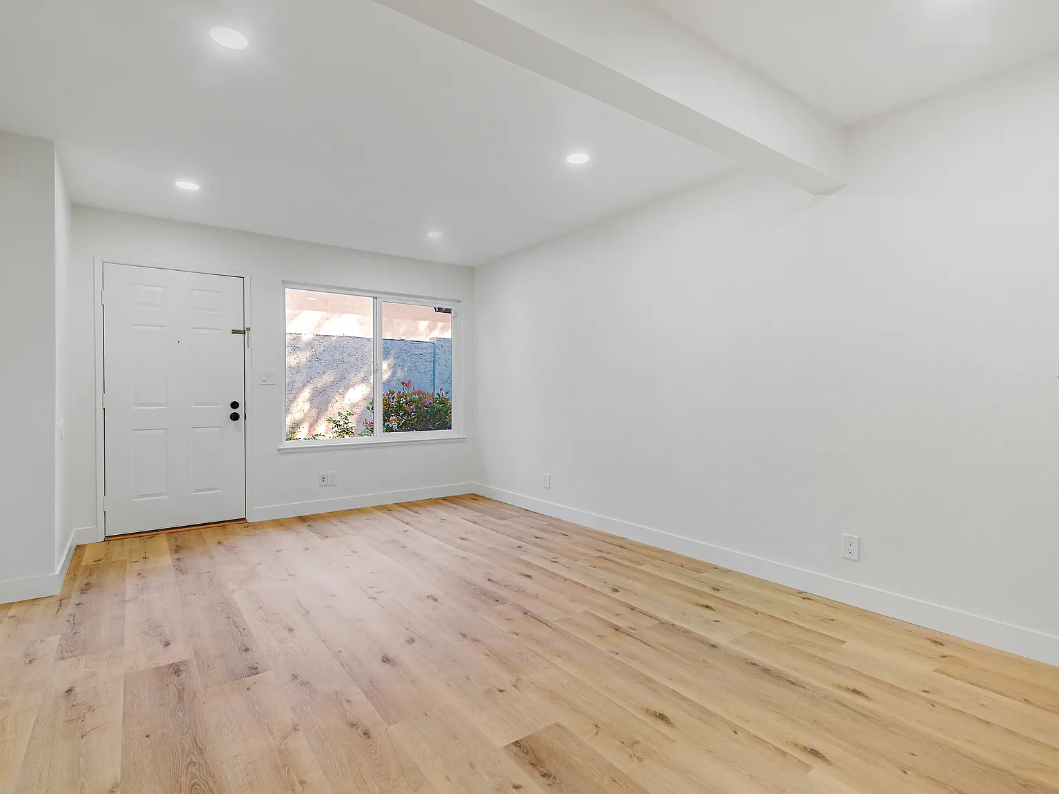 3 bed, 1.5 bath, 1271 sqft, $3,980 — Photo 3