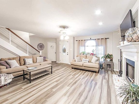 4th image of 609 Holiday Dr