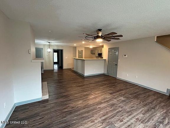 3rd image of 105 Hunter Dr