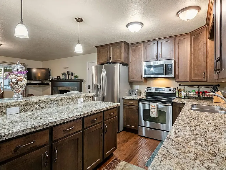 1553 E Huckleberry Cir — Photo 9
