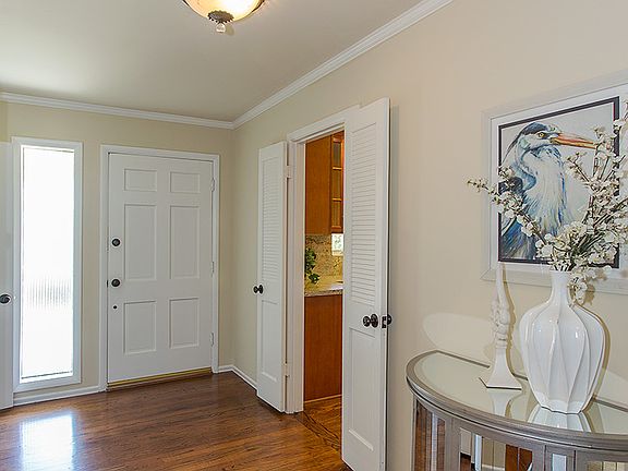 4th image of 300 Robinwood Ln