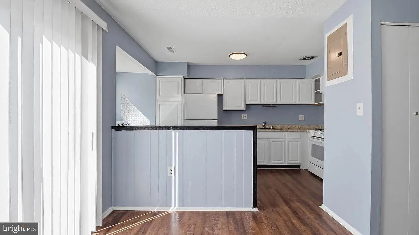 3 bed, 1.5 bath, 1036 sqft, $2,500 — Photo 2
