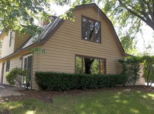 10102 Country Club Rd APT 3, Woodstock, IL 60098