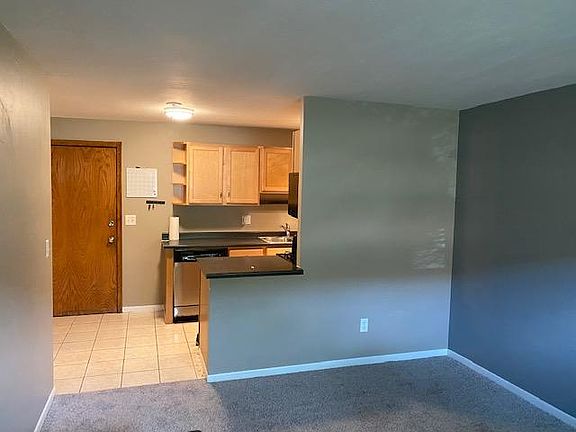 Open floor plan between living room and kitchen