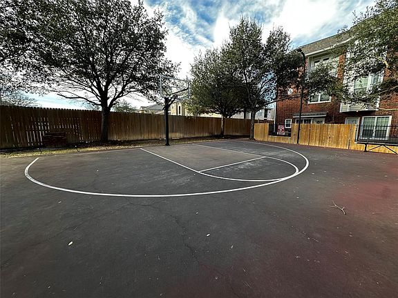 4th image of 305 Holleman Dr E APT 301