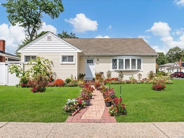 643 Broadway, Westbury, NY 11590