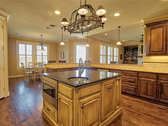 4th image of 1202 Estate Dr