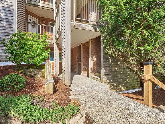 2nd image of 2815 Willows Rd