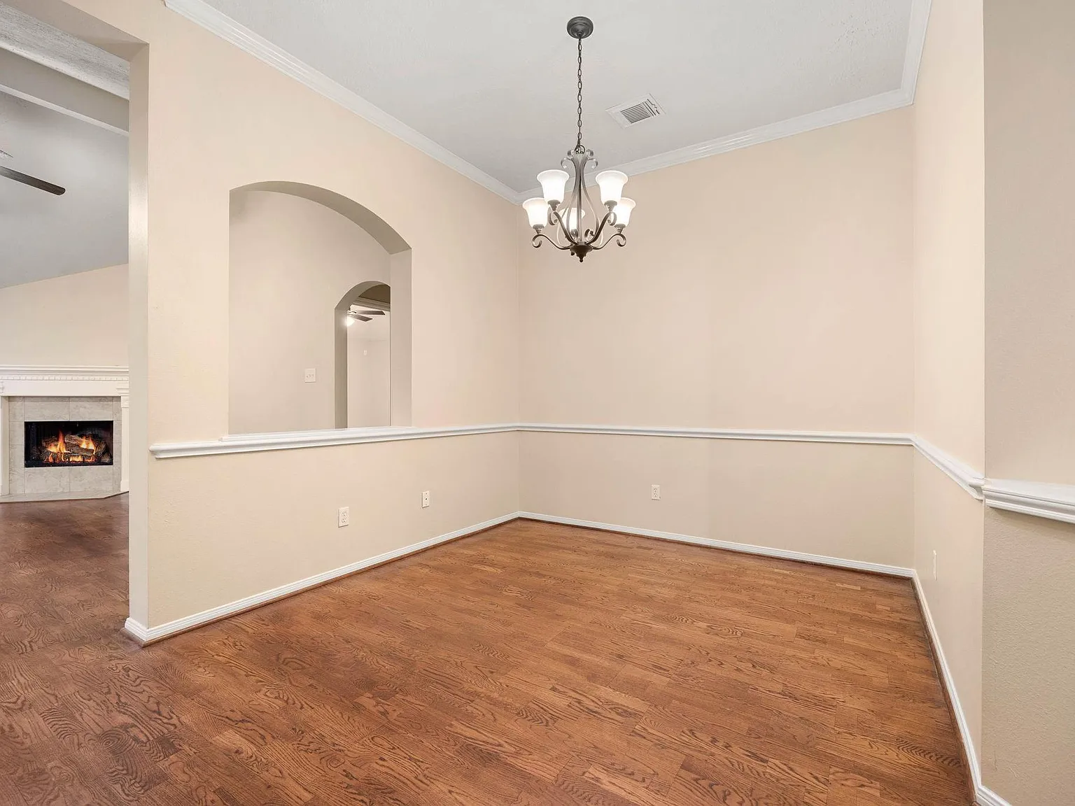3 bed, 2.0 bath, 1639 sqft, $1,997 — Photo 4