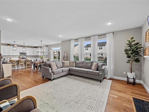 4th image of 384 Haycastle Dr