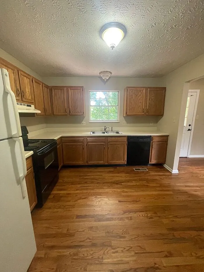 3 bed, 2.0 bath, 1406 sqft, $2,220 — Photo 3