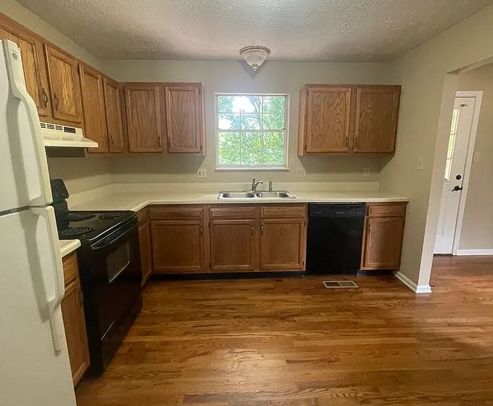 1337 Woodridge Dr — Photo 3