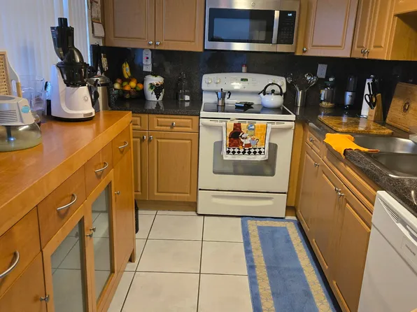 9180 Fontainebleau Blvd APT 205, Miami, FL 33172