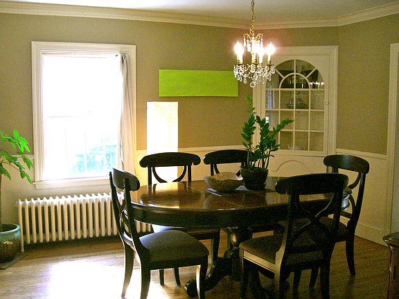 Formal dining w built-in