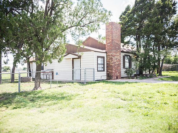 2nd image of 302 Mesquite Ave