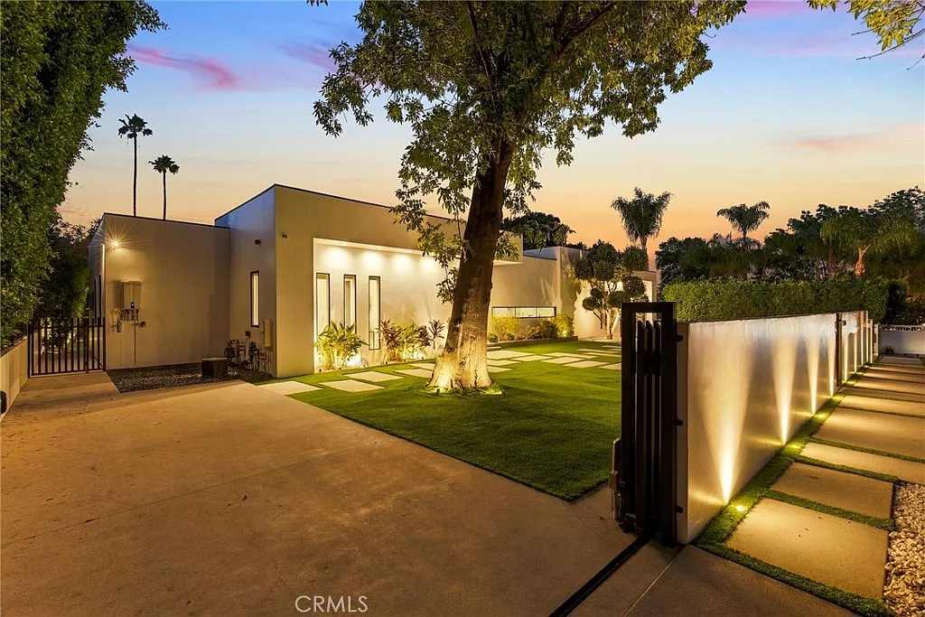 5 bed, 5.5 bath, 4417 sqft, $22,000 — Photo 1