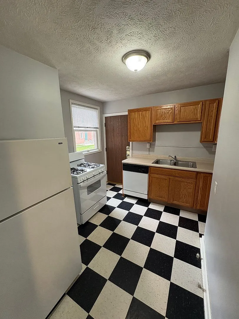 Hillside Court Apartments (304 N. 31st St) — Photo 4