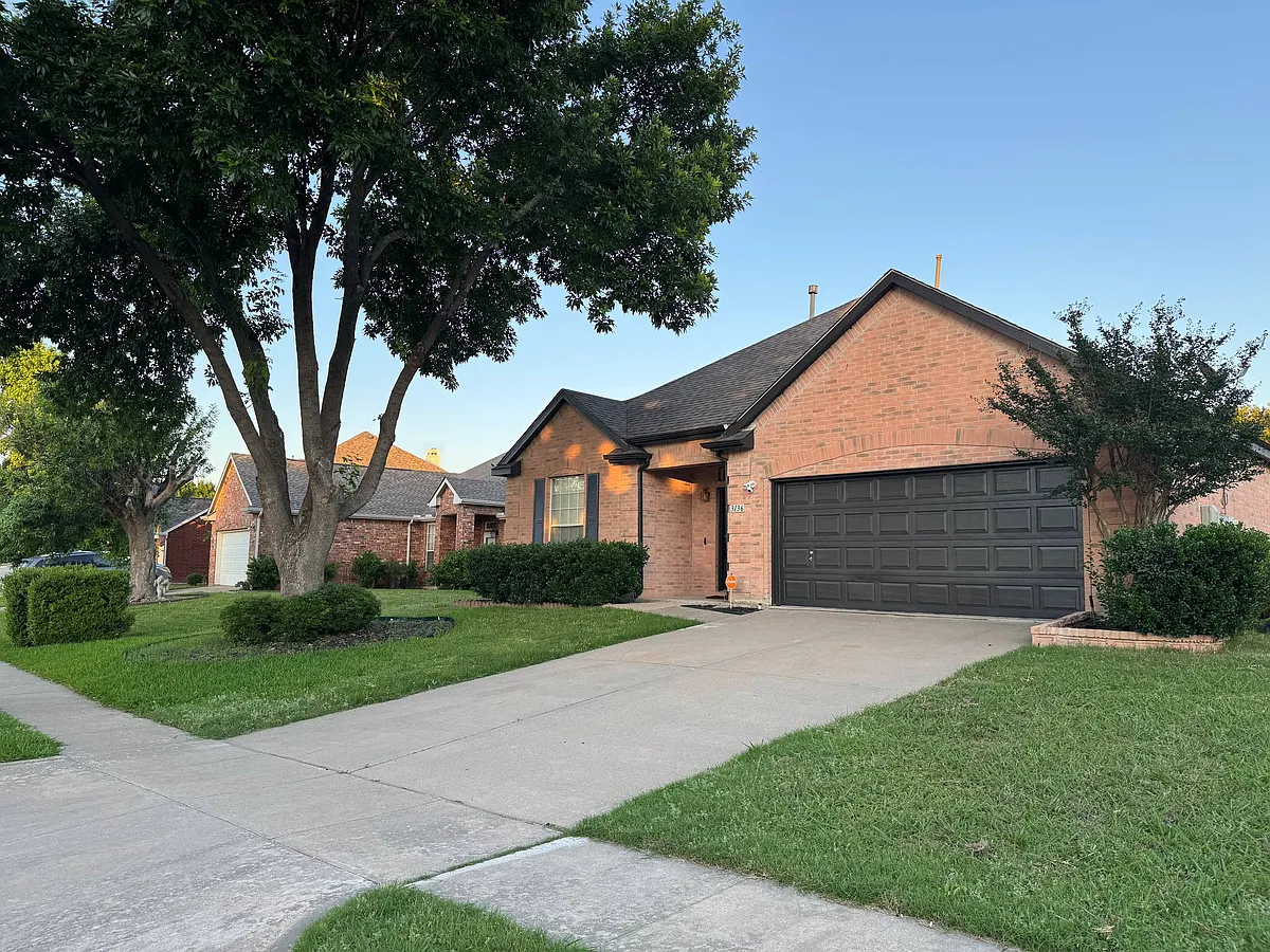 Building Photo - 3136 Deleon Dr
